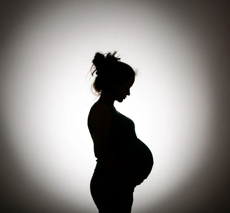 ciemne sylwetka kobiety w ciąży